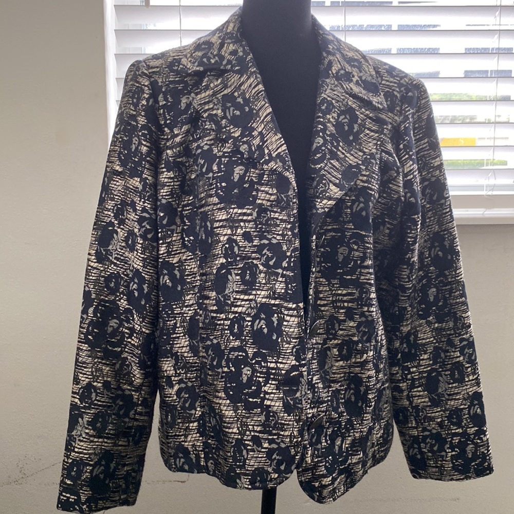 Chico’s dress jacket lined inside beautiful buttons beautiful jacket holiday